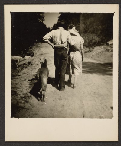 Paar mit Hund spazierend von Louis Fleckenstein