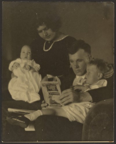 [Familienporträt mit Einem Kindergartengedicht] von Louis Fleckenstein