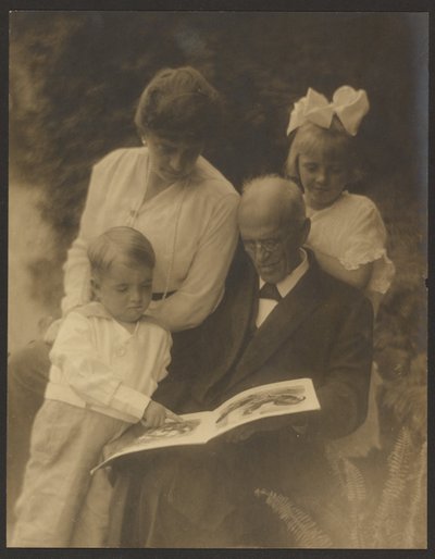 Familienporträt mit Bilderbuch von Louis Fleckenstein