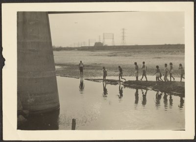 Figuren in industrieller Wasserszene von Louis Fleckenstein