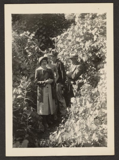 [Fleckenstein, Florence und ihre Söhne im Wald] von Louis Fleckenstein