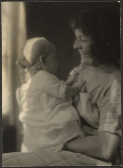 [Florence hält Baby] von Louis Fleckenstein
