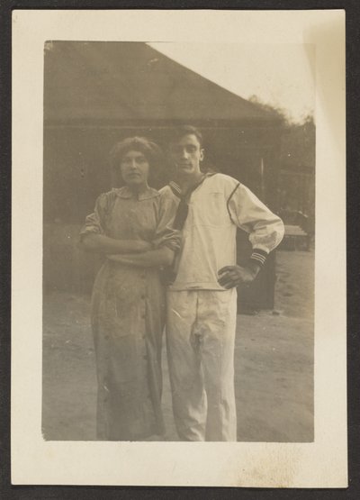 [Florence und junger Mann in Marineuniform] von Louis Fleckenstein