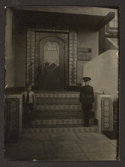 [Florences Söhne vor Fleckensteins Long Beach Studio] von Louis Fleckenstein