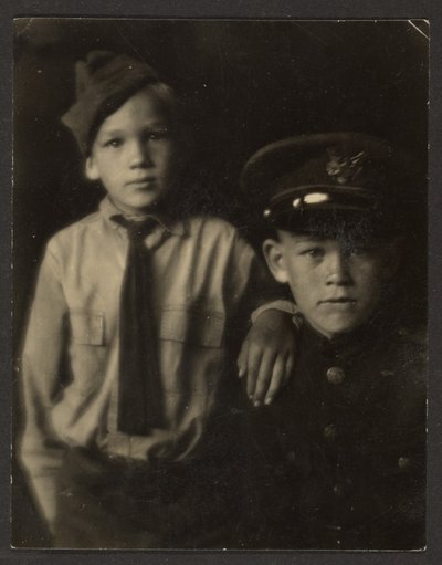 Florences Söhne in Militäruniformen von Louis Fleckenstein