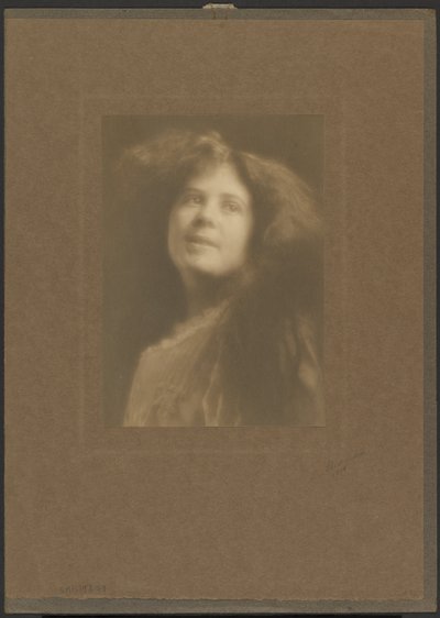 Mädchen mit gelöstem Haar von Louis Fleckenstein