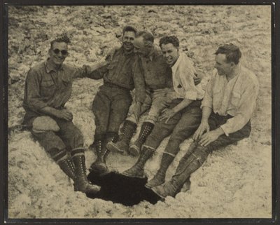 [Gruppenporträt am Eingang einer vertikalen Höhle, San Jacinto Peak] von Louis Fleckenstein