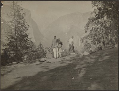 [Gruppe von Wanderern, die auf eine Aussicht schauen] von Louis Fleckenstein