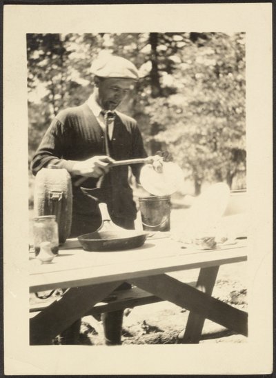 [Mann am Picknicktisch stehend] von Louis Fleckenstein