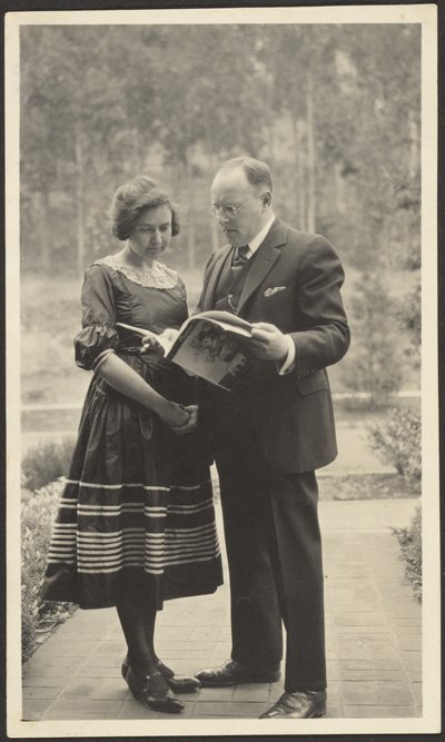 Mann und Frau stehen draußen mit Zeitschrift von Louis Fleckenstein