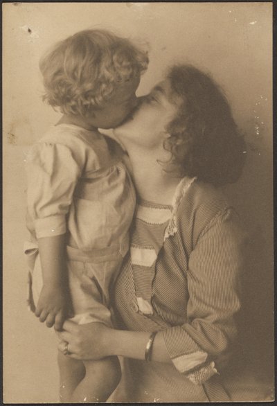 Mutter und Kind beim Küssen von Louis Fleckenstein
