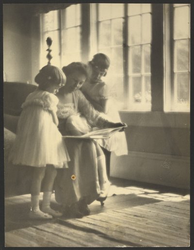 [Mutter und Töchter lesen am Fenster] von Louis Fleckenstein
