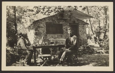 [Mahlzeit im Freien am Steinhaus im Wald] von Louis Fleckenstein