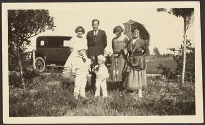Porträt von Florences Familie draußen mit Auto von Louis Fleckenstein