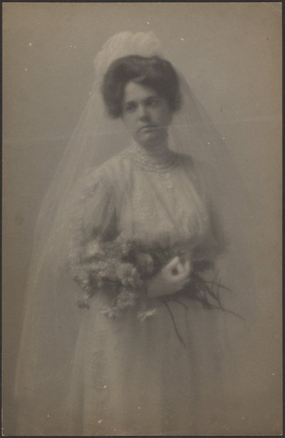 Porträt einer Braut mit Blumenstrauß von Louis Fleckenstein