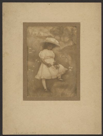 Porträt eines Mädchens mit Blumen vor gemaltem Hintergrund von Louis Fleckenstein