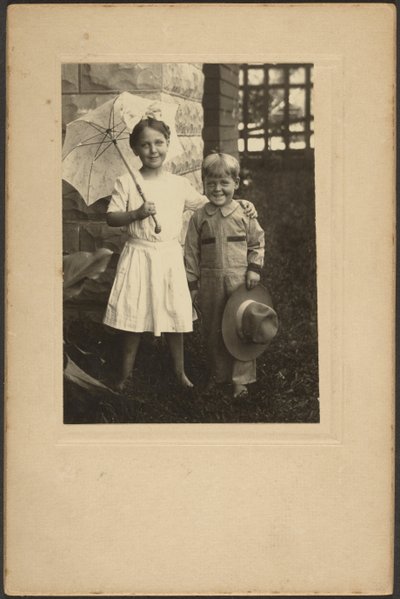 [Porträt eines Mädchens mit Regenschirm und eines Jungen mit Hut] von Louis Fleckenstein