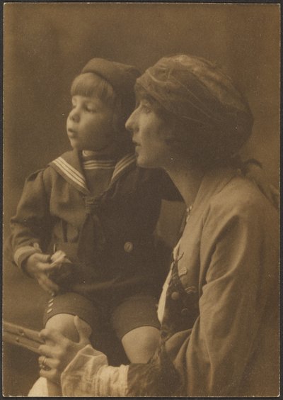 Porträt einer Mutter und eines Kindes im Matrosenanzug von Louis Fleckenstein