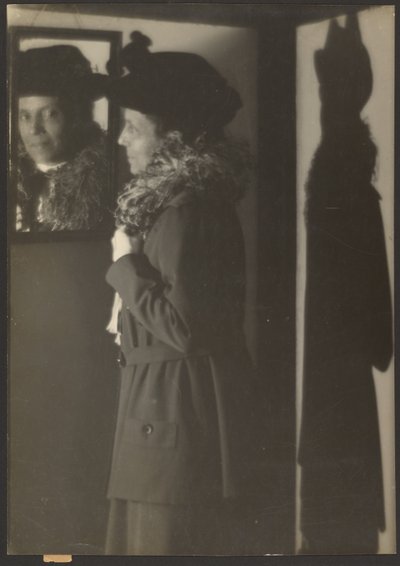 [Porträt einer Frau, ihr Spiegelbild und Schatten] von Louis Fleckenstein