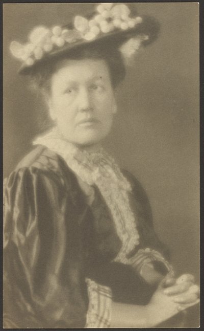 Porträt einer Frau mit Hut und Hartriegelblüten von Louis Fleckenstein