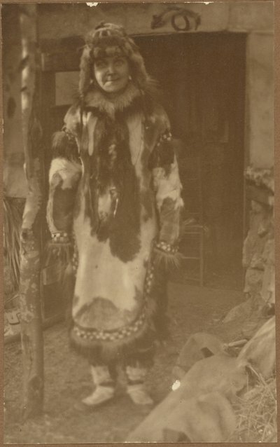 Porträt einer Frau in indianischem Kostüm von Louis Fleckenstein