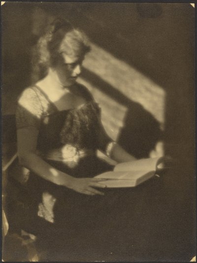 [Porträt einer Frau mit Buch] von Louis Fleckenstein