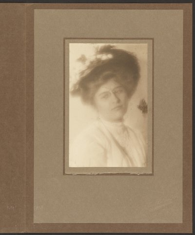 [Porträt einer Frau mit Blumenhut] von Louis Fleckenstein