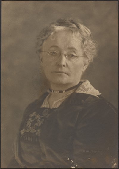 [Porträt einer Frau mit Brille] von Louis Fleckenstein