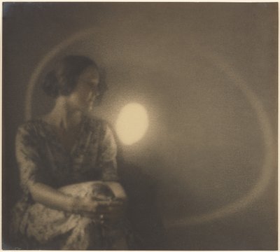 [Porträt einer Frau mit Lichtblitz und Ring] von Louis Fleckenstein