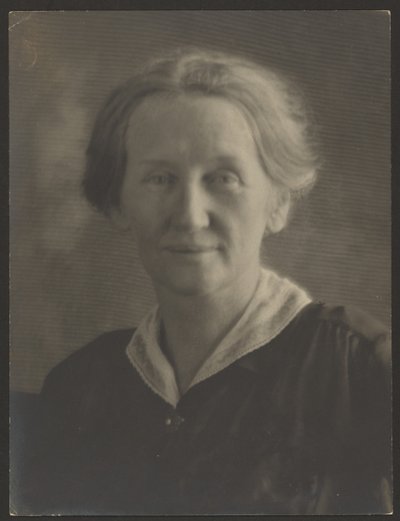 [Porträt einer Frau mit Perlennadel] von Louis Fleckenstein