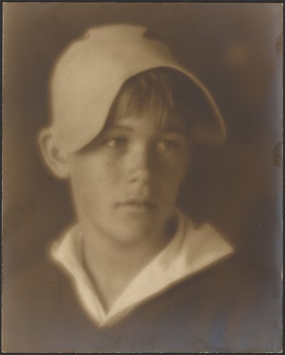 Porträt eines jungen Jungen mit Mütze von Louis Fleckenstein
