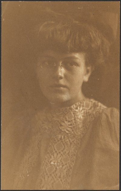 Porträt einer jungen Frau mit Brille von Louis Fleckenstein