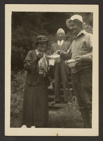 [Tee einschenken im Freien] von Louis Fleckenstein