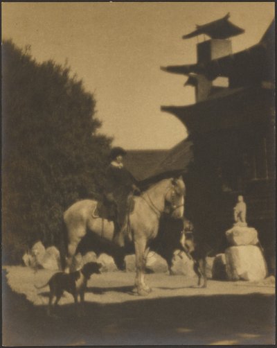 Ruth Comfort Mitchell vor ihrem Haus, Yung See San Fong House, Los Gatos von Louis Fleckenstein
