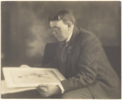 [Selbstporträt im Studio, ein Foto eines jungen Mädchens betrachtend] von Louis Fleckenstein