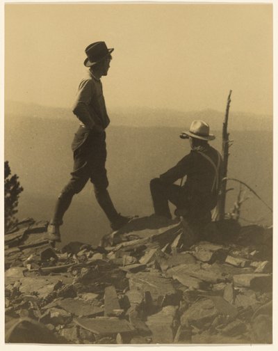 Zwei Männer, die in die Ferne schauen (möglicherweise Old Baldy Peak) von Louis Fleckenstein