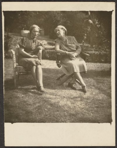 [Zwei Frauen in Gartenstühlen] von Louis Fleckenstein