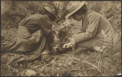 [Zwei Frauen, die in einem Garten arbeiten] von Louis Fleckenstein