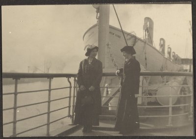 Zwei Frauen auf einem Pier von Louis Fleckenstein