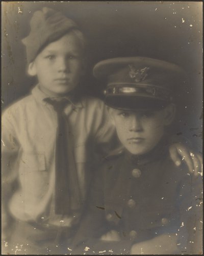 Zwei junge Jungen als Soldaten verkleidet von Louis Fleckenstein