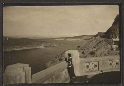 Frau mit Blick auf den Strand von Louis Fleckenstein