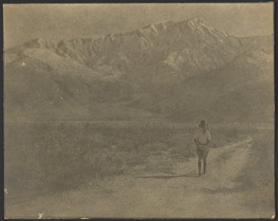 Frau auf einem Weg zu den Bergen gehend von Louis Fleckenstein