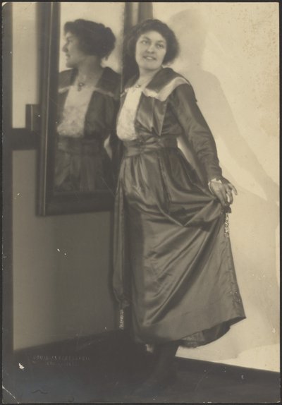 Frau und ihr Spiegelbild von Louis Fleckenstein