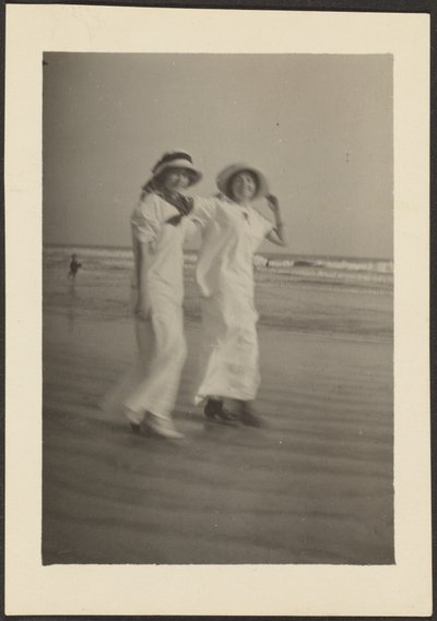 [Frau in weißen Kleidern am Strand] von Louis Fleckenstein