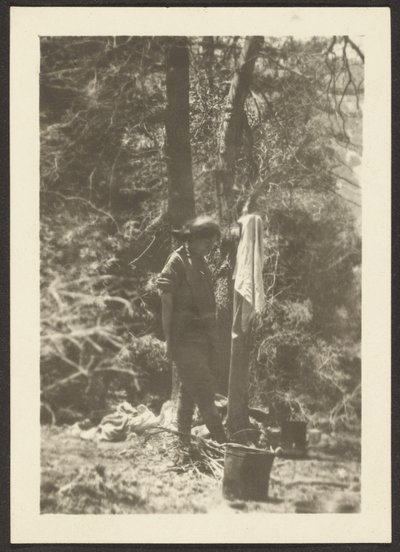 Frau mit Eimern im Wald von Louis Fleckenstein