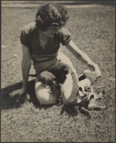 Frau mit Kätzchen von Louis Fleckenstein