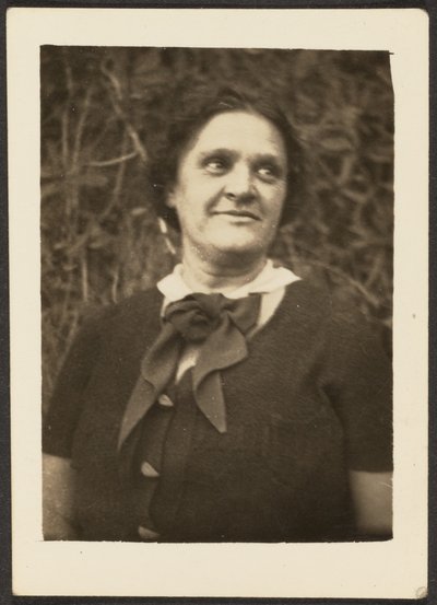 [Frau mit Krawatte] von Louis Fleckenstein