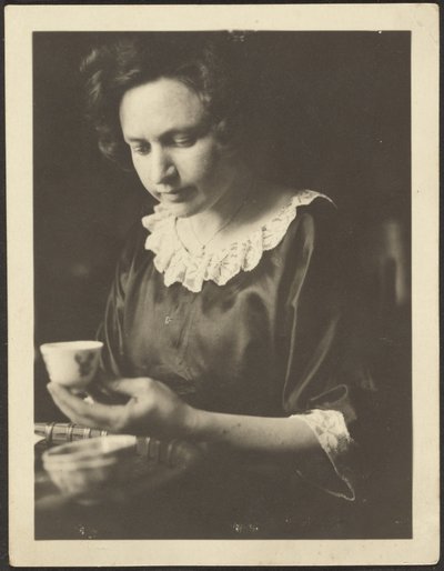 [Frau mit Teetasse] von Louis Fleckenstein