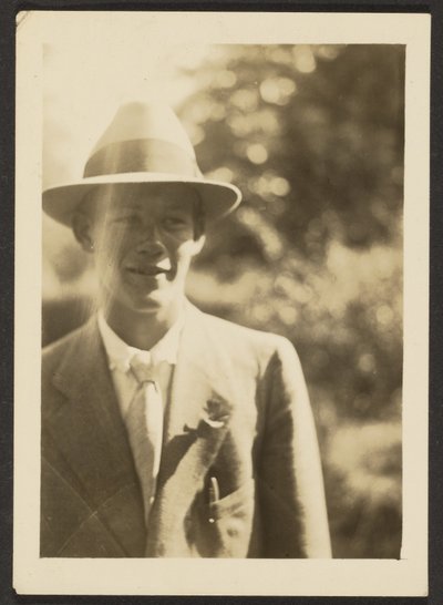 [Junger Mann mit Fedora] von Louis Fleckenstein