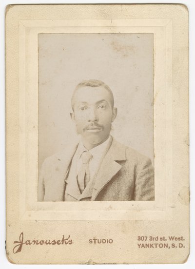 Fotografie eines Mannes in heller Jacke, Weste und Krawatte, späte 19. Jahrhundert von Louis Janousek